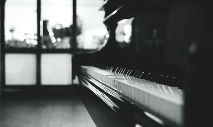 Đàn grand piano màu đen sang trọng