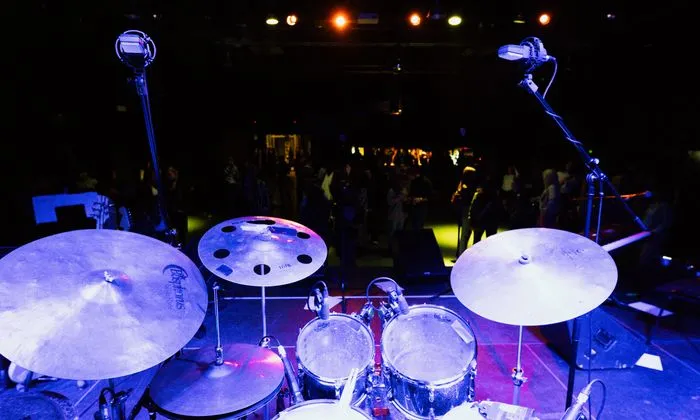 Bộ trống jazz trên sân khấu