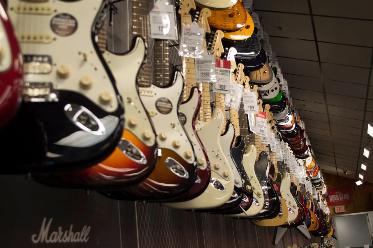 Dàn guitar điện treo trên tường cửa hàng nhạc cụ
